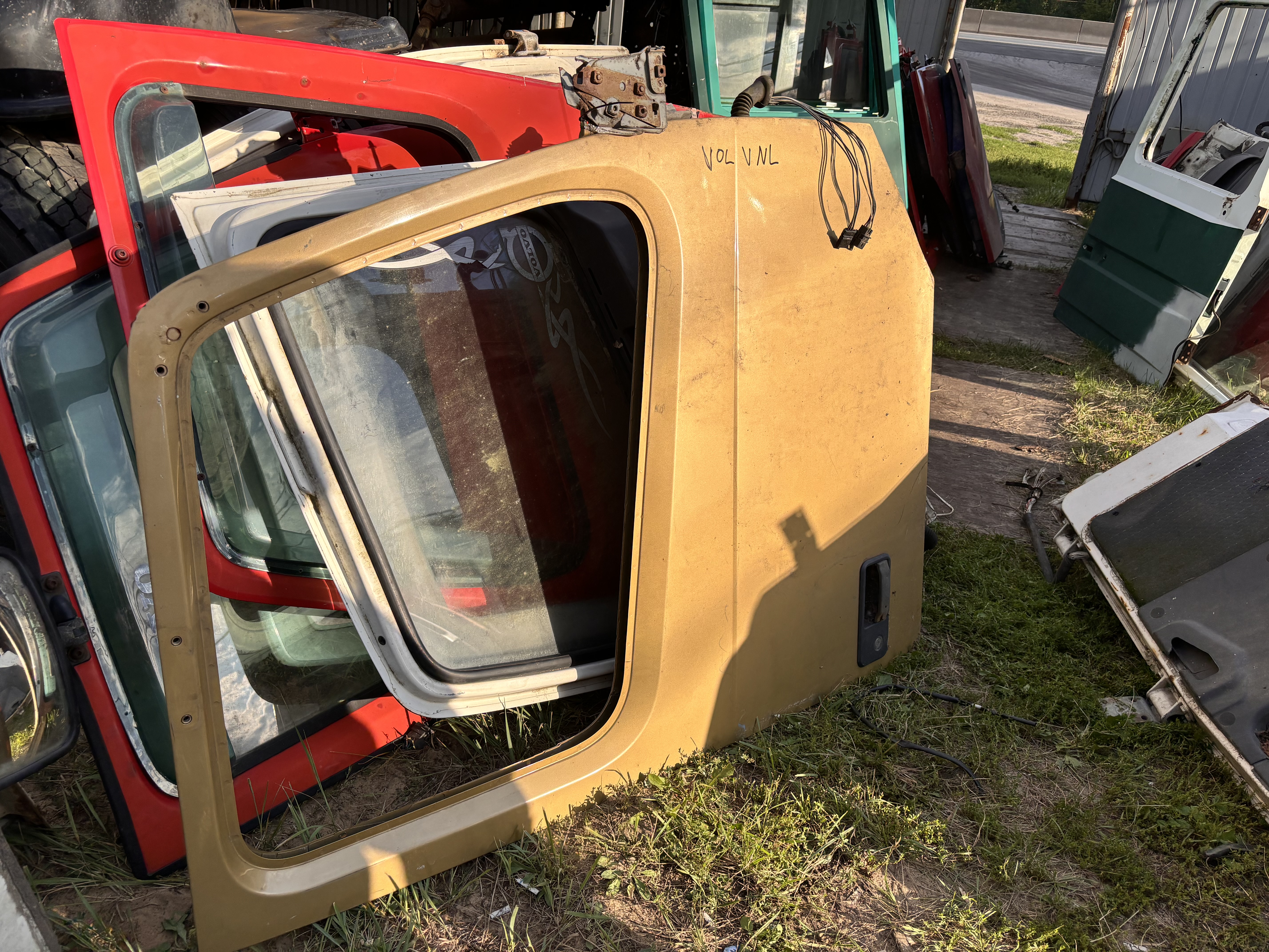 Дверь правая золотая желтая Вольво Volvo VNL